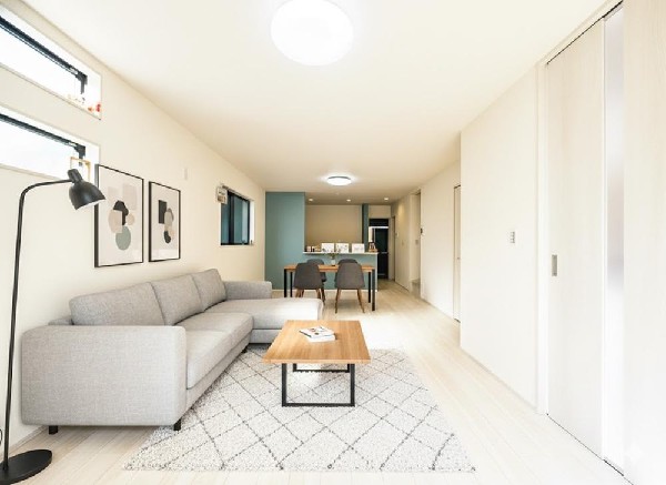 リズミカルな音楽が流れココロ踊るこのときめく空間。これまで何気なく感じていた家族の生活導線も美しく感じる瞬間　ここは我が家の”お城”なんだと幸せに包まれる。