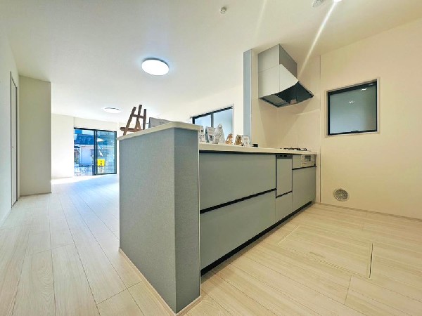 キッチンは開放感のあるカウンタータイプを採用　家事をしながらリビング・ダイニングが見渡せ、窓からはたくさんの光が差し込みます♪