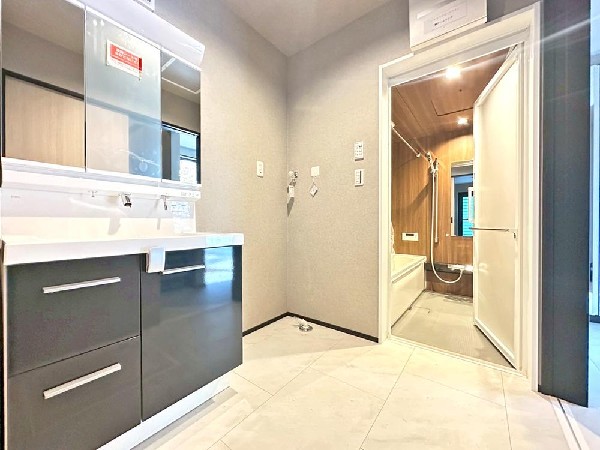 すがすがしい空気が肌をひきしめる朝。爽やかなデザインでまとめられたパウダールーム。流れる水音をBGMに鏡に映る顔が静かにゆっくりと笑顔に変わっていく時間。