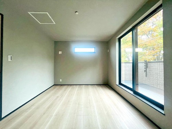 ここに帰ってくるとホットする。疲れを癒やすベッドルーム。陽光に愛されたお部屋で一日の疲れを癒やしたい。