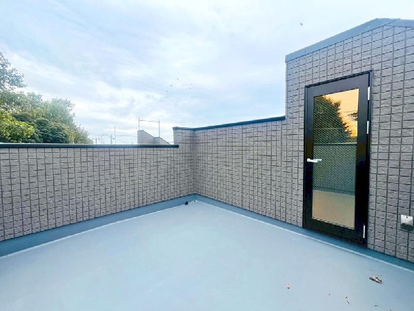 広がる景色がまるで絵画のように感じる。あたたかな光あふれる家族の憩いの場。