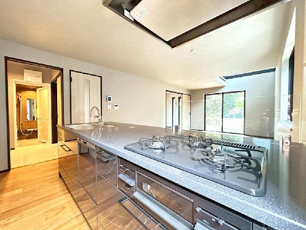 家族で並んでクッキング。皆でわいわい楽しく作るお料理は愛情たっぷりのごちそうに。キッチンで過ごす家族時間は大人になっても心に残る素敵なオンリーワン。