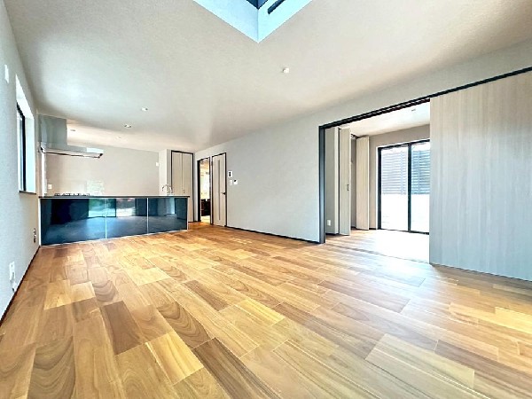 リズミカルな音楽が流れココロ踊るこのときめく空間。これまで何気なく感じていた家族の生活導線も美しく感じる瞬間　ここは我が家の”お城”なんだと幸せに包まれる。