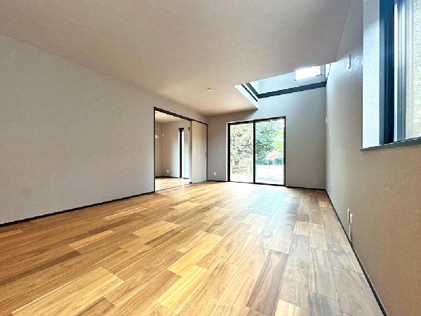 新しい木の香りと真っ白なクロス。そして優しい家族の笑顔。何時間でもここにいたいと思える快適リビング。