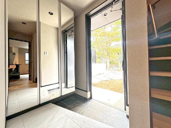 外観:住まう人の帰り、訪れる人を優しく迎える安らぎに満ちた空間　上質感あふれるエントランス