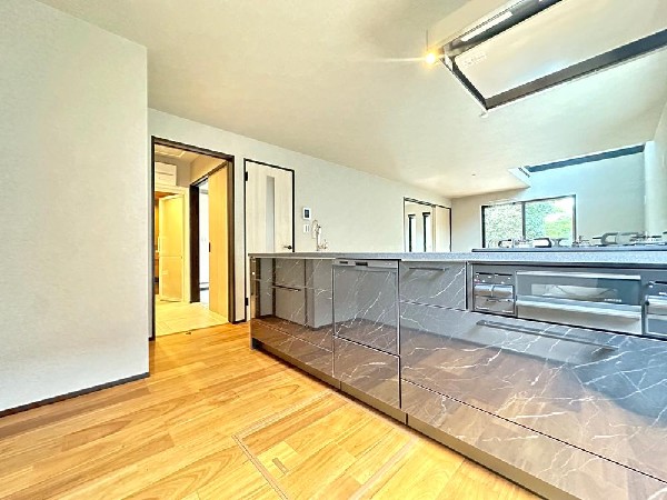 ☆☆ゆったりとしたキッチンスペース☆☆  家族の元気の源　それがこのキッチンです♪ひろびろとしたキッチンスペースには沢山の調理器具や調味料が収納でき、大きな流しもついてます　毎日のお料理が楽しみです♪