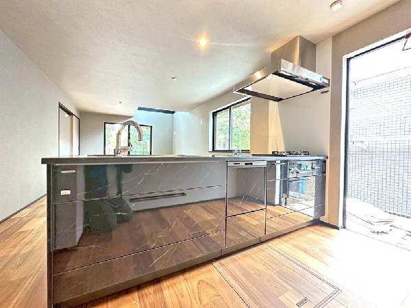 美味しい料理を作りたくなるような気持ちにさせてくれるオープンキッチン。見上げると柔らかなダウンライトが包み込み、彩りを添えます。