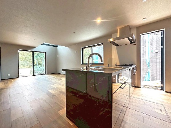 家族の思いを抱きながら、平和であることに感謝したくなる悠久の時。あたかかく感じるのは、陽当りだけではなかった！広く和やかに暮らせる空間と、家族の存在が胸にジーンと響きわたる。