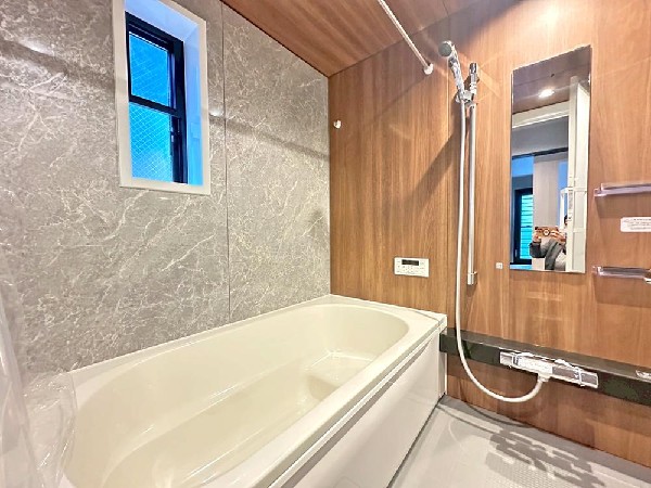 柔らかな曲線で構成されたバスタブ　お気に入りのアロマを焚きながらゆっくりと半身浴を楽しもう。