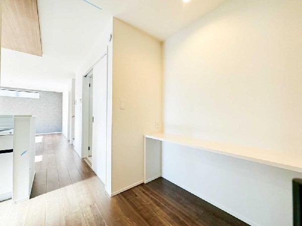 キッチン横に設けたDENスペース。在宅ワークや読書、家計管理など多目的に使え、生活にフィットする便利な空間です。