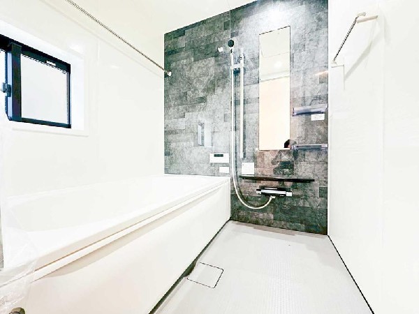 落ち着いたアクセントパネルを採用したシステムバス。窓付きで換気もしやすく、毎日のバスタイムを快適に過ごせます。