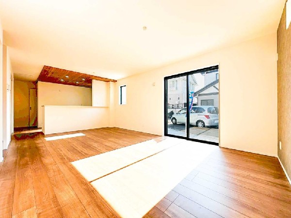 19.5帖の大空間LDKにリビングイン階段を採用。採光と広がりを感じる、家族時間を大切にできる住まいです。