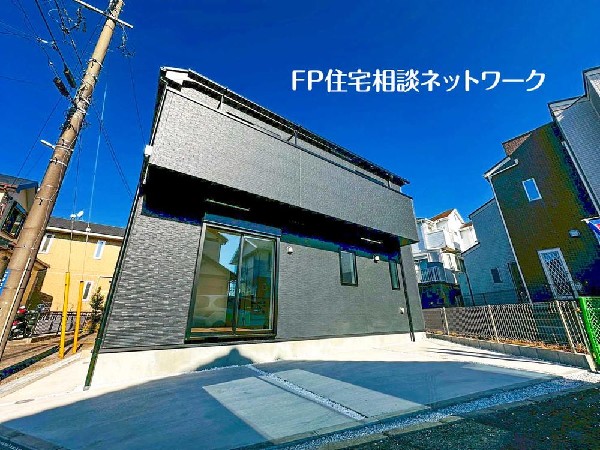 外観:三方角地ならではの開放感と陽当たりを確保。周囲の建物から距離があり、風通し・採光ともに良好。明るく伸びやかな住空間が広がります。