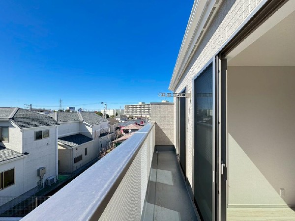 思わず大きく深呼吸したくなるバルコニーは空を青く、近く、広く感じる。周囲には高い建物のないエリアだから、広く見渡せる。解放感を求めている方にはピッタリの物件かも知れない。