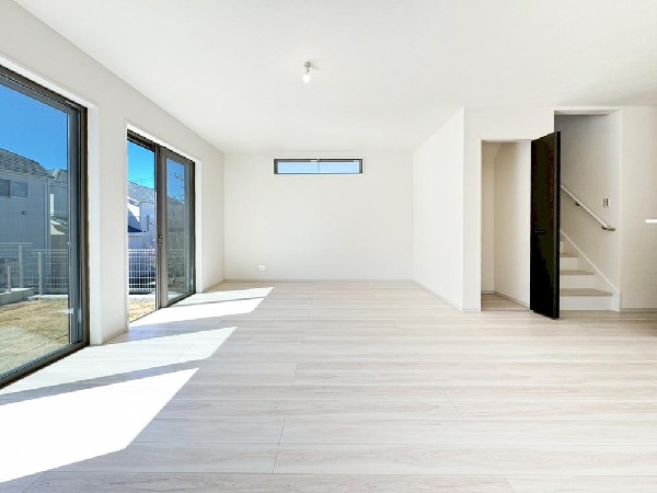 家族と過ごす時間を大切にしたい方にぴったりのゆとりある住空間です。窓からの日差しがリビングの隅々までしっかりと届きます。