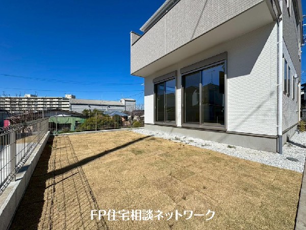 外観:暮らしに潤いと癒しをもたらすお庭があります。プライベートな空間なので、夏にはお子様のプールが楽しめますし、ちょっとしたガーデンニングにも最適です。