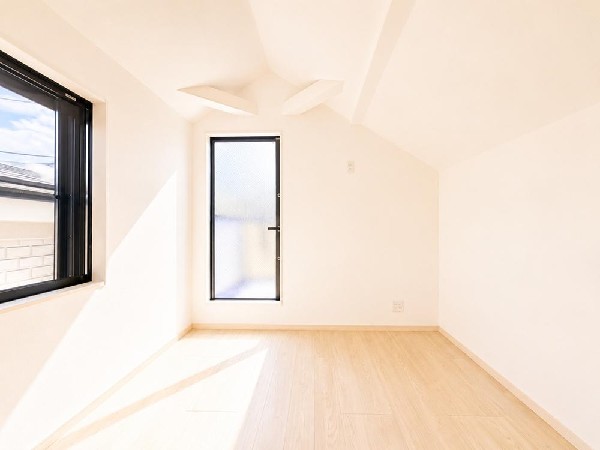 勾配天井が空間に広がりを生み、自然光がやさしく包み込む一室。シンプルながら感性をくすぐる、落ち着きある空間です。