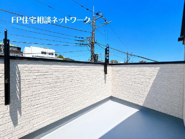 お洗濯物を干すだけのスペースではもったいない多用途にご利用いただける大型バルコニーです。天気の良い日にはテーブルとイスを並べて外でお食事なども楽しめ、ご家族憩いの場としてもご利用いただけます。