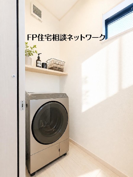 洗面脱衣室の収納は非常に便利でバスタオルを収納して置いたり、掃除道具や洗剤・シャンプー等のストックもでき、すっきりときれいな見た目を保てます！※本画像はAI加工を施しており、家具家電等は含まれません。