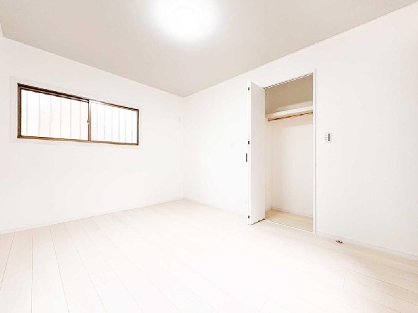 居室には収納クローゼットを完備！普段使いのお洋服や小物はもちろん、季節物のお洋服などもしっかりと整理整頓おしまい頂けます。居室空間をより広く隅々までお使いいただけますね。