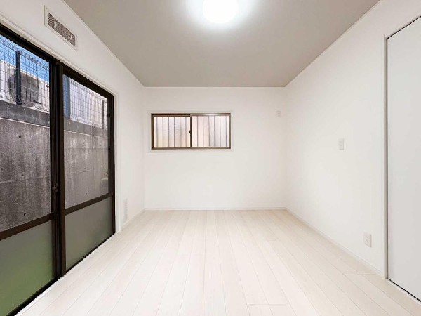 遊びも！勉強も！兄弟仲良く、家族の会話が増える間取りです。居室内はいつも明るい印象で、気持ちの良い朝を迎えられそう。毎日の生活も自然と明るくなりますね。