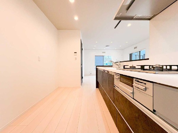 家族との会話が弾む対面キッチン。ゆとりある通路幅で調理や配膳もスムーズに。設備も揃っており、毎日の家事が快適になる住空間です。