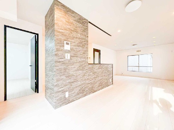 白く明るいLDKは家族で過ごすのにぴったり。石目調のアクセントがやさしく空間を引き締め、隣室への行き来もスムーズな住みやすい間取りです。