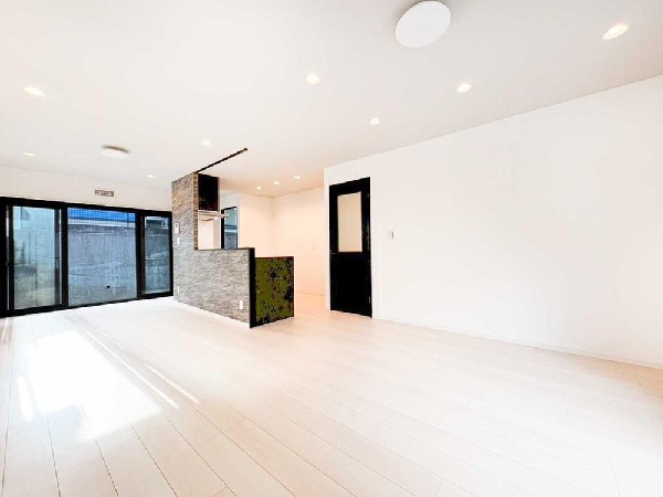 広々LDKは家族みんなが自然と集まる心地よい空間。大きな窓で明るさもたっぷり、キッチンとの距離感も使いやすい間取りです。