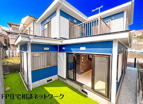 外観:明るい南向きリビングが魅力の2階建フルリノベーション再生住宅。鮮やかな青い外観と人工芝の庭が心地よい空間を演出します。室内外ともに手入れが行き届いた住まいです。