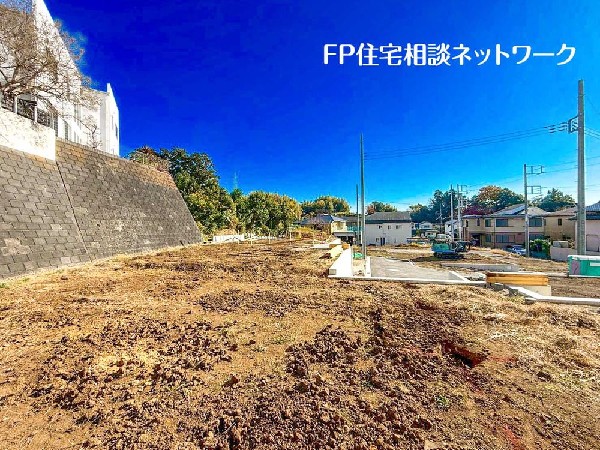 外観:閑静な住宅街に位置し、3棟共に南道路に接道の為陽当り良好です！現在完成に向け頑張って建築中です。