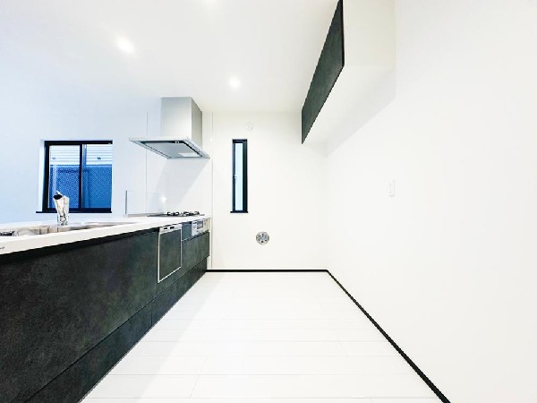 広々キッチンスペースで作業もゆったり。白×ダークトーンのスタイリッシュなデザインが魅力。収納力も確保され、家事がはかどる快適な空間です。