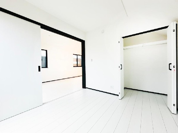 たっぷり収納できるクローゼットを備えた洋室。引き戸で開放すればリビングと一体感が生まれ、使い方を自由にアレンジ可能。明るく心地よい居室です。