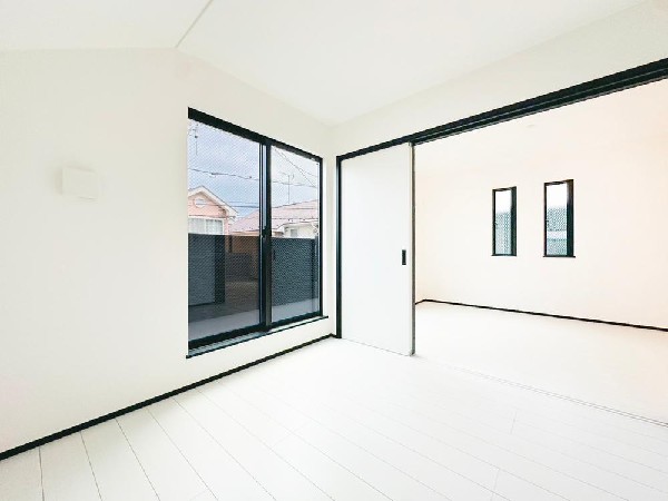 大きな掃き出し窓から光が広がる心地よい洋室。引き戸を開放すればLDKと一体の伸びやかな空間に。用途に合わせて自由に使える柔軟性が魅力です。