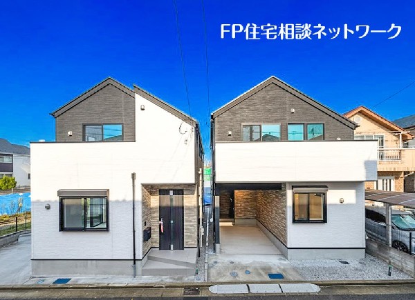 外観:青空に映えるモダンな2棟並び。明るい東南向きの採光とゆとりある前面スペースで開放的な暮らしを実現。スタイリッシュな外観と便利な生活動線が魅力の新築住宅です。