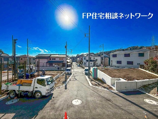 外観:明るい陽光に満たされた高台の新規分譲地。街並みがこれから完成していくワクワク感と、開放的な景観が魅力の住環境です。