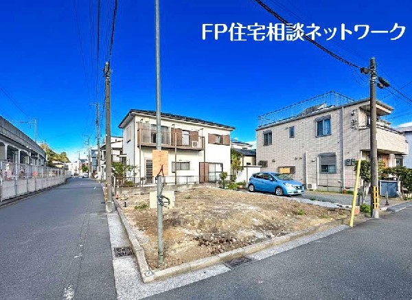 外観:前面道路は、住宅地のため車通りが少なく、静かな環境です。お車の出し入れが苦手なママや小さなお子様にも安心ですね。