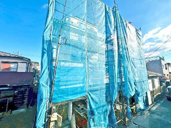 外観:光と風が行わたる開放感あふれる邸宅　春には気持ちの良いそよ風、冬には朝の暖かな光　季節の移り変わりを感じる暮らしを実現