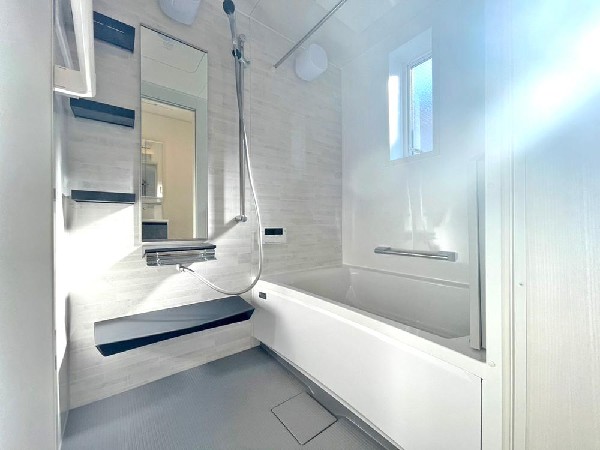 心身の疲れを癒すリラクゼーション空間　カラーも優しく落ち着いたものを　温かなお湯につかりながらゆったりと目を閉じる。