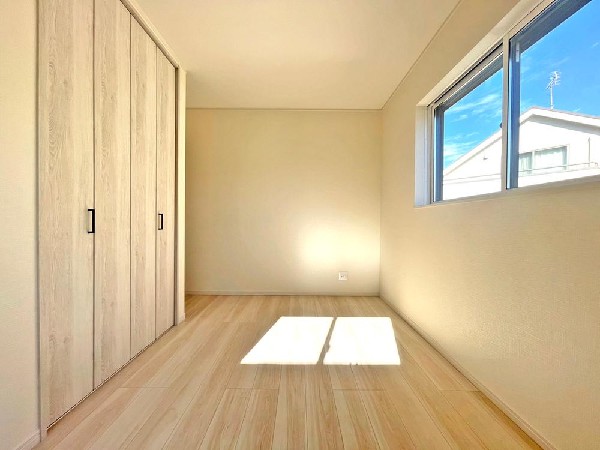 ここに帰ってくるとホットする。疲れを癒やすベッドルーム。陽光に愛されたお部屋で一日の疲れを癒やしたい。