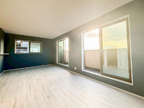 家族だんらんのスペースとなるリビング。窓が多い設計なので色々な角度から光が取り込めます。明るいリビングで新しい生活を。