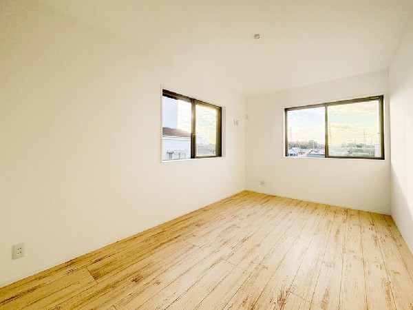 2面採光でお部屋の隅々まで明るい印象の居室。おひさまの光を、爽やかな風をたっぷりと取り込めます。居室内はいつも明るいので、毎日の生活も自然と明るくなりますね。