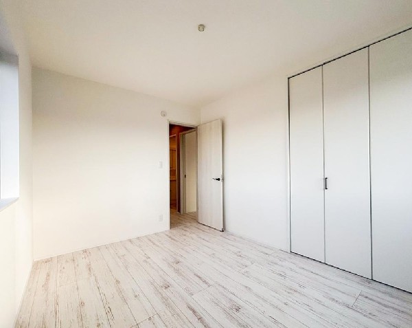 全居室には大型の収納クローゼットを完備。普段使いのお洋服や小物はもちろん、季節物のお洋服などもしっかりと整理整頓出来る。居室空間を隅々まで使えるのが嬉しい。