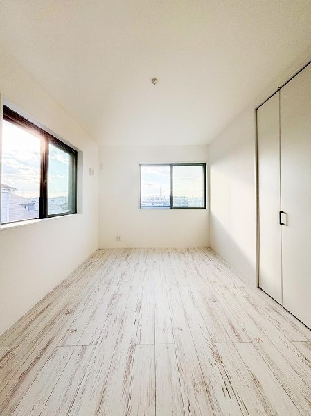 光を取り込みやすい2面採光の居室は日当たり良好です。クローゼットの完備で収納スペースも十分。初めてのお子様にとっての「自分の部屋」。学習デスクやベッドの配置もラクラクです。