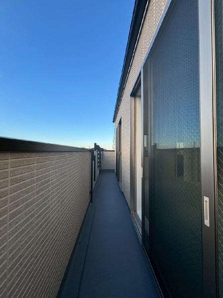 バルコニーは太陽の温かな温もりをめいいっぱい受け止めてくれます。太陽の光と爽やかな風を受けたお洗濯物はあっという間に乾き、取りこむ時には太陽の匂いを感じられそう。