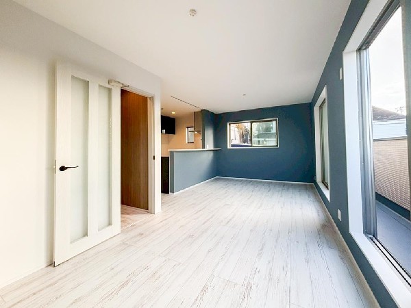 掃き出しの窓からは太陽のやわらかな光はもちろん、年中爽やかな風が吹き抜けます。自然の恵みが、快適で心地の良い空間を演出してくれますね。