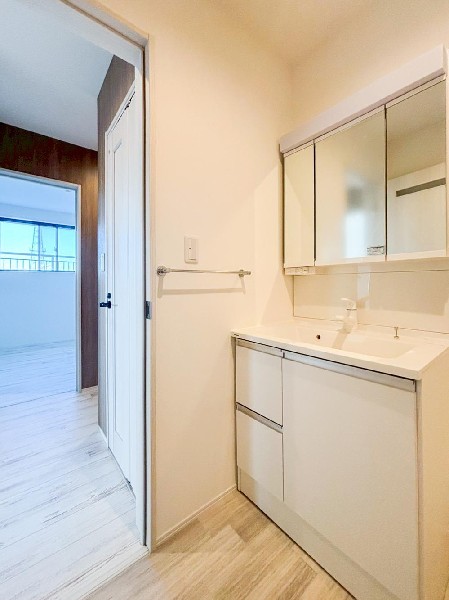 ゆとりの洗面スペースで朝の身支度も快適スムーズに。三面鏡で髪のセットやお化粧もストレスなくこなせ、朝から気分良く通勤通学に向かえそうですね！鏡の裏にはたっぷりと収納スペースを標準装備！