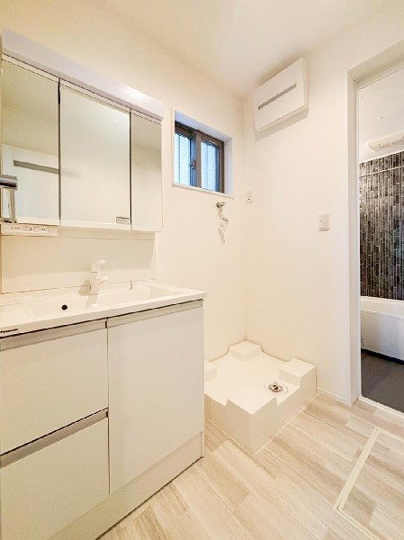 鏡の裏に収納棚を確保した三面鏡を採用。化粧品や歯ブラシなどを機能的に収納。便利な床下収納付き。