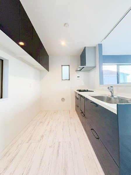 背面が広くなっていて、収納や調理家電を置けるスペースになっているので、ご夫婦でお料理を楽しめそうです。