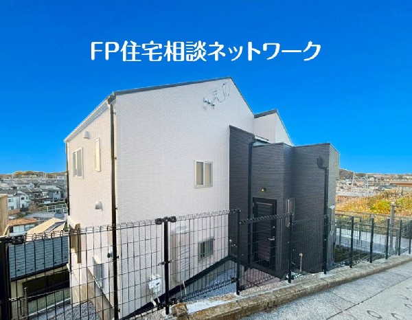 外観:高台に位置し眺望良好。深く豊かな緑と爽快な青い空を感じる、まるで杜の中に暮らすような心地よさを存分に堪能いただける邸宅です。