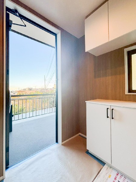 外観:玄関は家の中に入る時一番最初に目に付く場所だからこだわりたいですよね！明るい雰囲気の色目でお部屋の雰囲気をそのまま表しているようです。